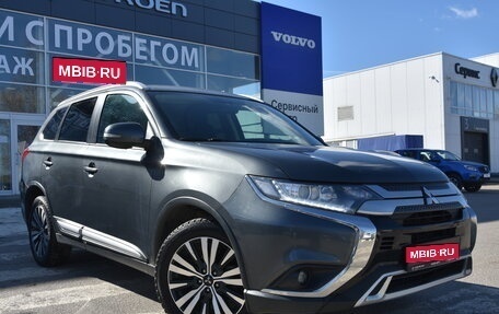 Mitsubishi Outlander III рестайлинг 3, 2018 год, 1 880 000 рублей, 1 фотография