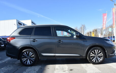 Mitsubishi Outlander III рестайлинг 3, 2018 год, 1 880 000 рублей, 8 фотография