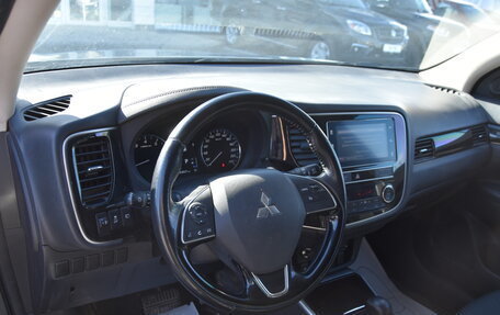 Mitsubishi Outlander III рестайлинг 3, 2018 год, 1 880 000 рублей, 12 фотография