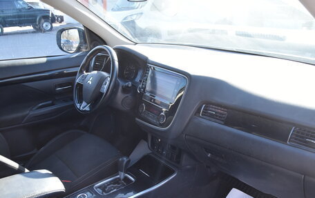 Mitsubishi Outlander III рестайлинг 3, 2018 год, 1 880 000 рублей, 15 фотография