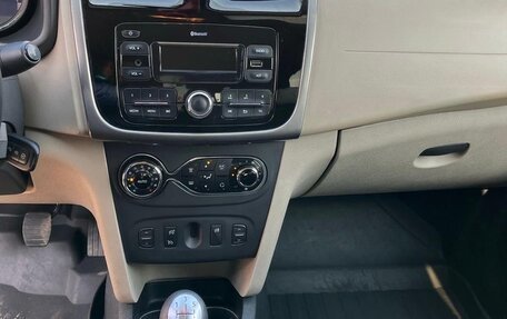 Renault Logan II, 2018 год, 943 000 рублей, 10 фотография