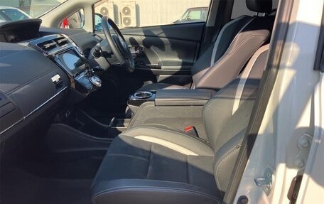 Toyota Prius Alpha I (ZVW40/41), 2020 год, 1 700 000 рублей, 15 фотография