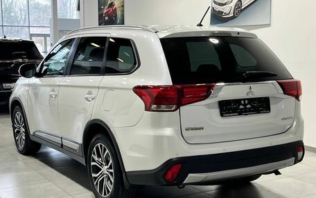 Mitsubishi Outlander III рестайлинг 3, 2016 год, 1 949 900 рублей, 6 фотография