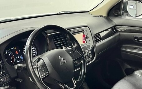 Mitsubishi Outlander III рестайлинг 3, 2016 год, 1 949 900 рублей, 12 фотография