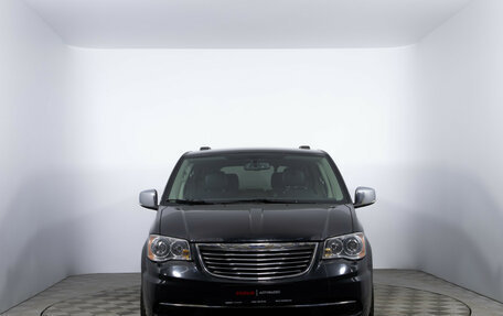 Chrysler Voyager IV, 2013 год, 1 743 000 рублей, 2 фотография