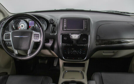 Chrysler Voyager IV, 2013 год, 1 743 000 рублей, 12 фотография