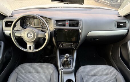 Volkswagen Jetta VI, 2011 год, 949 000 рублей, 8 фотография