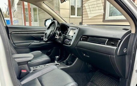 Mitsubishi Outlander III рестайлинг 3, 2016 год, 1 799 999 рублей, 22 фотография