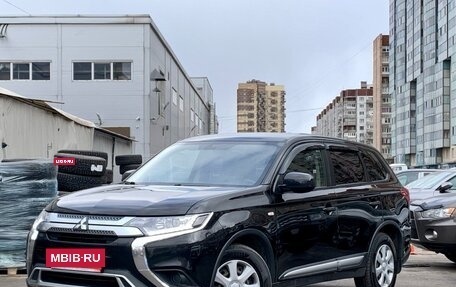 Mitsubishi Outlander III рестайлинг 3, 2019 год, 1 699 000 рублей, 3 фотография