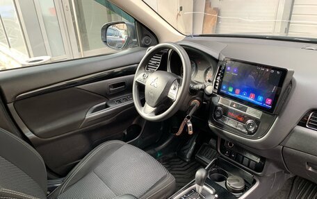 Mitsubishi Outlander III рестайлинг 3, 2019 год, 1 699 000 рублей, 9 фотография