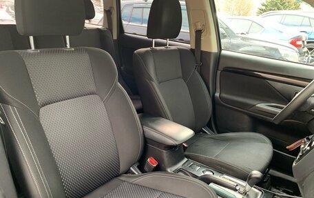 Mitsubishi Outlander III рестайлинг 3, 2019 год, 1 699 000 рублей, 10 фотография