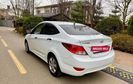 Hyundai Solaris II рестайлинг, 2012 год, 5 фотография