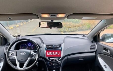 Hyundai Solaris II рестайлинг, 2012 год, 18 фотография