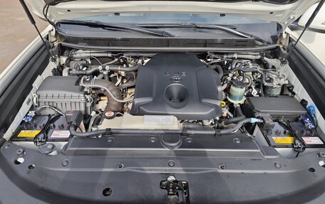 Toyota Land Cruiser Prado 150 рестайлинг 2, 2018 год, 4 990 000 рублей, 8 фотография