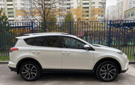 Toyota RAV4, 2018 год, 2 950 000 рублей, 15 фотография