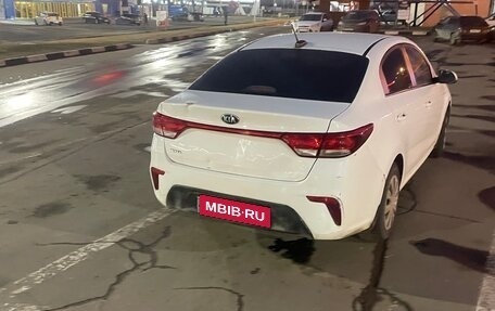 KIA Rio IV, 2018 год, 900 000 рублей, 2 фотография