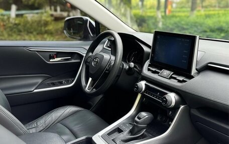 Toyota RAV4, 2022 год, 2 530 000 рублей, 11 фотография
