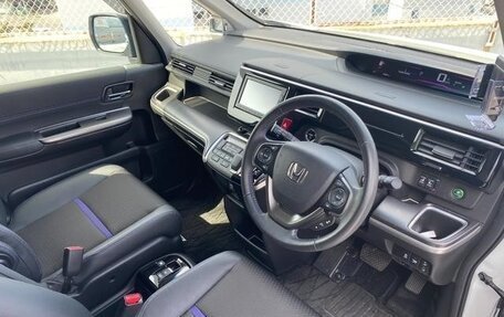 Honda Stepwgn IV, 2021 год, 1 840 000 рублей, 10 фотография