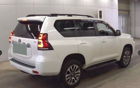 Toyota Land Cruiser Prado 150 рестайлинг 2, 2021 год, 4 180 000 рублей, 4 фотография