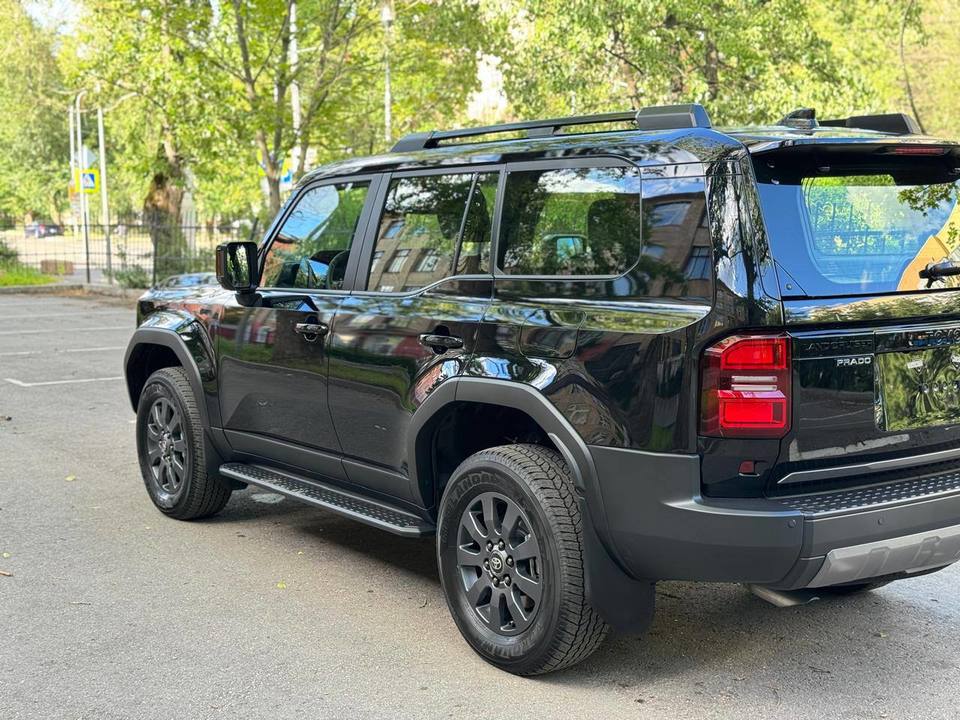 Toyota Land Cruiser Prado 150 рестайлинг 2, 2024 год, 14 000 000 рублей, 2 фотография