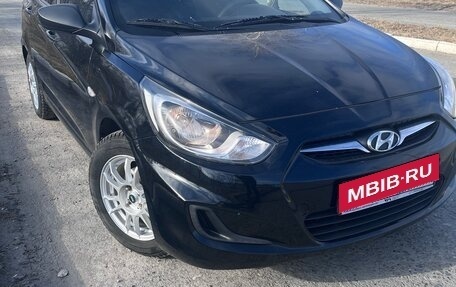 Hyundai Solaris II рестайлинг, 2013 год, 900 000 рублей, 1 фотография