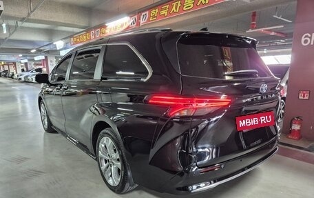 Toyota Sienna, 2022 год, 4 282 999 рублей, 3 фотография