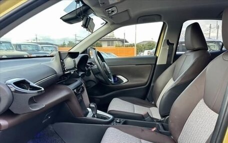 Toyota Yaris Cross, 2021 год, 1 400 000 рублей, 23 фотография