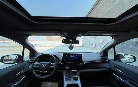 Toyota Sienna, 2022 год, 3 820 000 рублей, 7 фотография