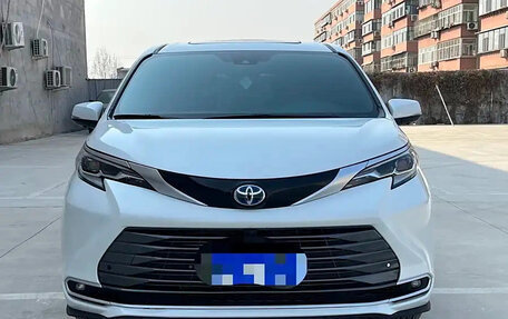 Toyota Sienna, 2022 год, 3 820 000 рублей, 2 фотография