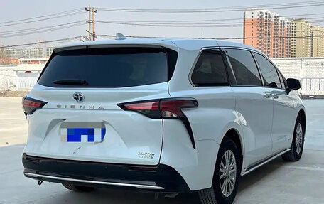 Toyota Sienna, 2022 год, 3 820 000 рублей, 5 фотография