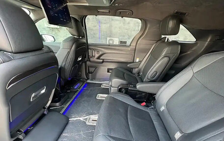 Toyota Sienna, 2022 год, 3 820 000 рублей, 19 фотография