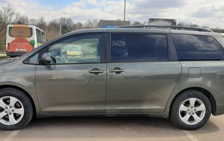 Toyota Sienna III, 2011 год, 2 200 000 рублей, 2 фотография