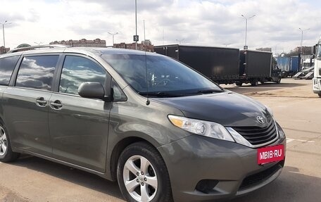 Toyota Sienna III, 2011 год, 2 200 000 рублей, 8 фотография