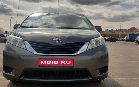 Toyota Sienna III, 2011 год, 2 200 000 рублей, 5 фотография