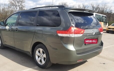 Toyota Sienna III, 2011 год, 2 200 000 рублей, 7 фотография