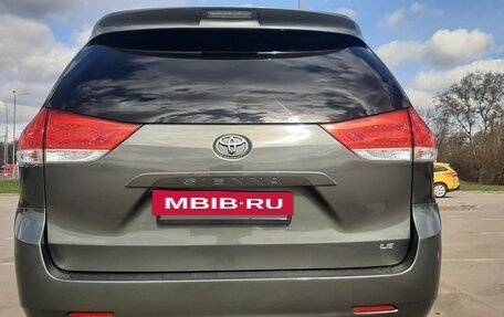 Toyota Sienna III, 2011 год, 2 200 000 рублей, 4 фотография