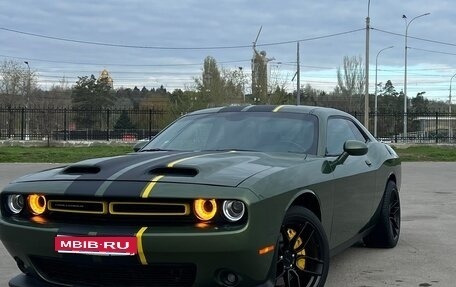Dodge Challenger III рестайлинг 2, 2021 год, 4 680 000 рублей, 1 фотография