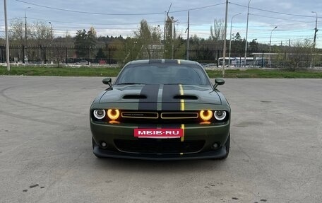 Dodge Challenger III рестайлинг 2, 2021 год, 4 680 000 рублей, 2 фотография