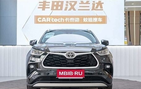 Toyota Highlander, 2022 год, 3 550 000 рублей, 2 фотография