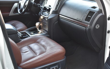 Toyota Land Cruiser 200, 2017 год, 5 850 000 рублей, 21 фотография
