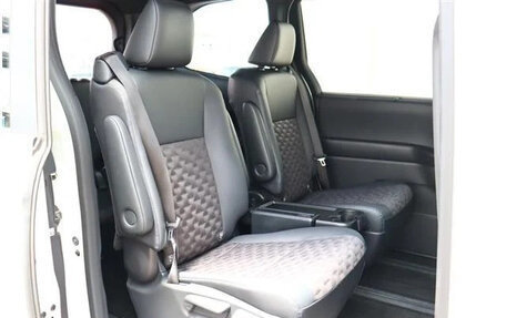 Toyota Voxy, 2022 год, 2 640 033 рублей, 13 фотография