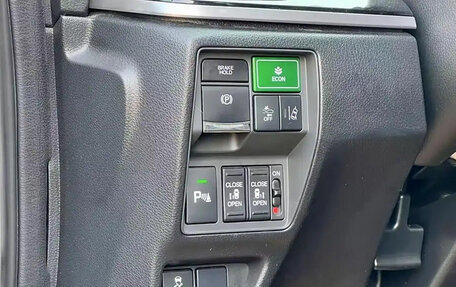 Honda Elysion, 2021 год, 3 000 000 рублей, 26 фотография