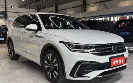 Volkswagen Tiguan II, 2023 год, 3 780 000 рублей, 3 фотография