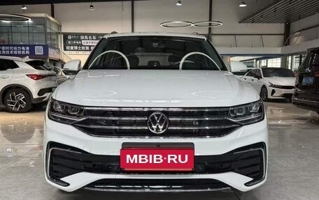 Volkswagen Tiguan II, 2023 год, 3 780 000 рублей, 2 фотография