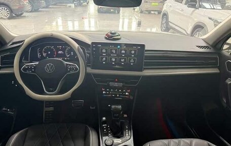 Volkswagen Tiguan II, 2023 год, 3 780 000 рублей, 6 фотография