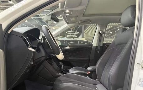 Volkswagen Tiguan II, 2023 год, 3 780 000 рублей, 8 фотография