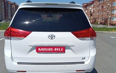 Toyota Sienna III, 2010 год, 2 200 000 рублей, 2 фотография