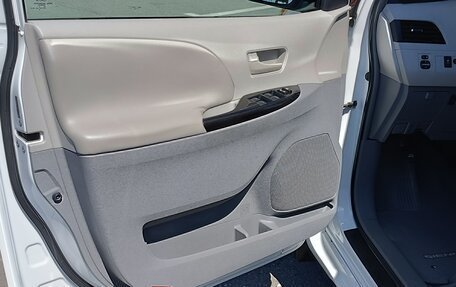 Toyota Sienna III, 2010 год, 2 200 000 рублей, 20 фотография