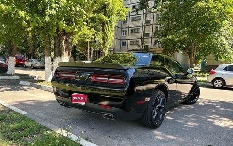 Dodge Challenger III рестайлинг 2, 2018 год, 3 400 000 рублей, 1 фотография