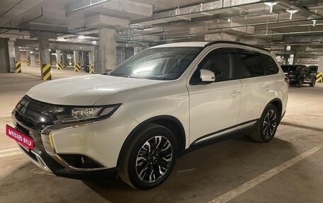 Mitsubishi Outlander III рестайлинг 3, 2021 год, 3 250 000 рублей, 2 фотография
